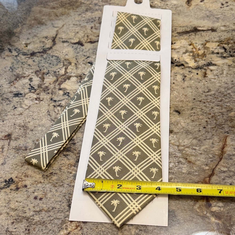 Tommy Bahama Palm Tree Patterned Tie. Mint condition. Olive green and cream.